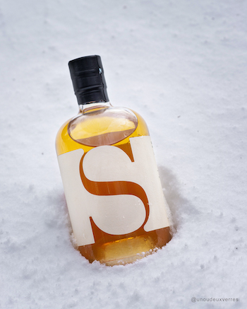 Bouteilles de Whisky Séquoia dans la neige
