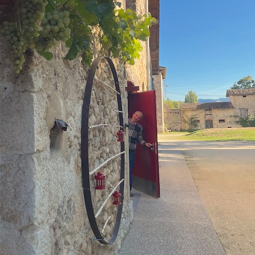 la cour intérieure de la distillerie du vercors sous le soleil